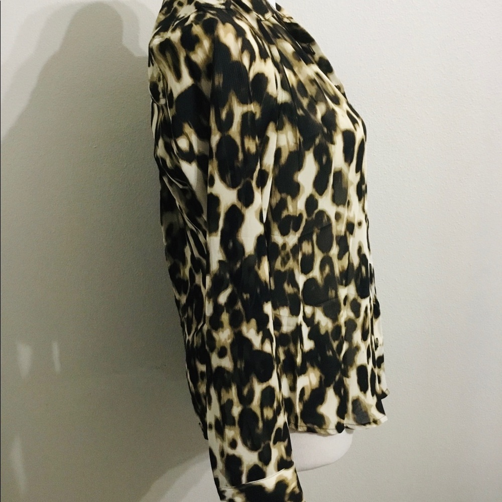 Guess leopard button down blouse small - Picture 2 of 4